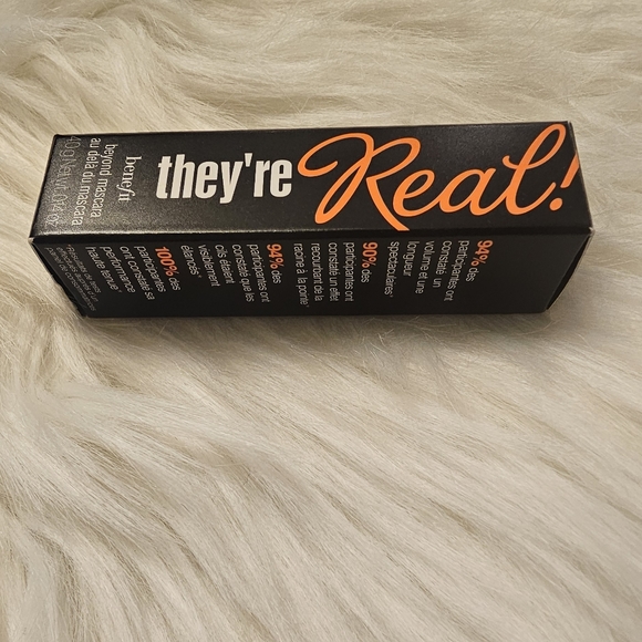Benefit Mini Mascara- Black .14oz - Picture 4 of 4